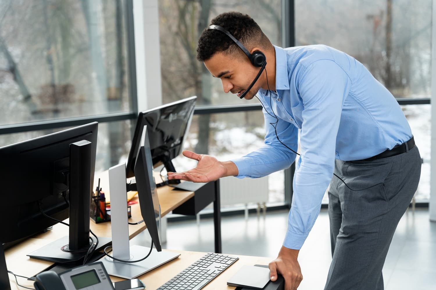 Technicien SwitzerIT assistant un utilisateur sur son poste de travail